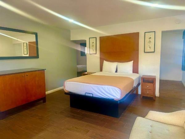 Oceanside Inn & Suites image 11