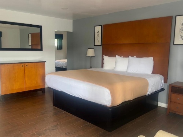 Oceanside Inn & Suites image 9